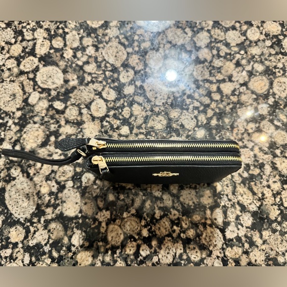 coach wristlet - Picture 2 of 2